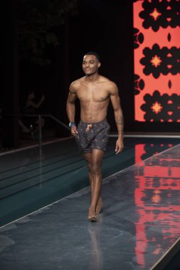 Maaji Mayo Yaz Koleksiyonu 2021 defilesinde, 2020 Paraiso Yüzme Haftası 'nda, 23 Ağustos 2020' de Miami Beach, FL 'de SLS Hotel South Beach' te bir model podyumda yürüyor.