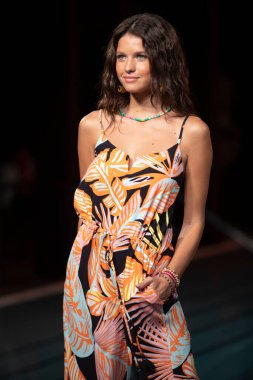 Maaji Mayo Yaz Koleksiyonu 2021 defilesinde, 2020 Paraiso Yüzme Haftası 'nda, 23 Ağustos 2020' de Miami Beach, FL 'de SLS Hotel South Beach' te bir model podyumda yürüyor.