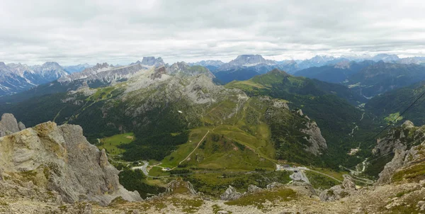 Uitzicht op de bergen van de Dolomieten — Stockfoto
