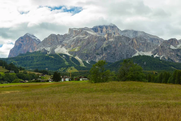Dolomites dağlarının görünümü