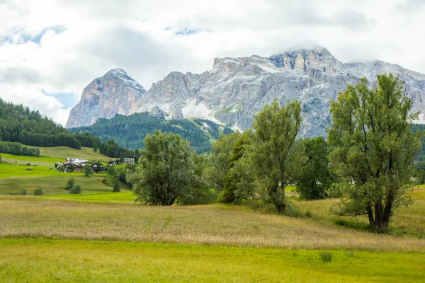 Dolomites dağlarının görünümü