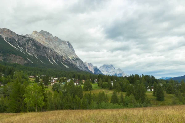 Kilátás nyílik a Dolomitok hegyei — Stock Fotó