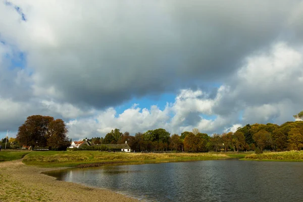 Hermoso lago en el parque Dyrehave — Foto de Stock