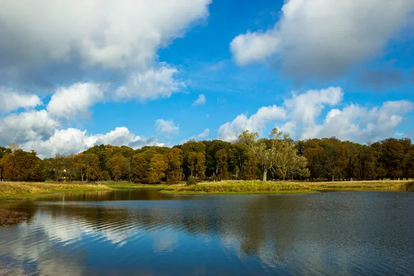 Hermoso lago en el parque Dyrehave — Foto de Stock