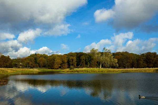 Belo lago no parque Dyrehave — Fotografia de Stock