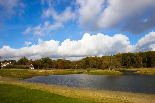Dyrehave Park'ta güzel göl
