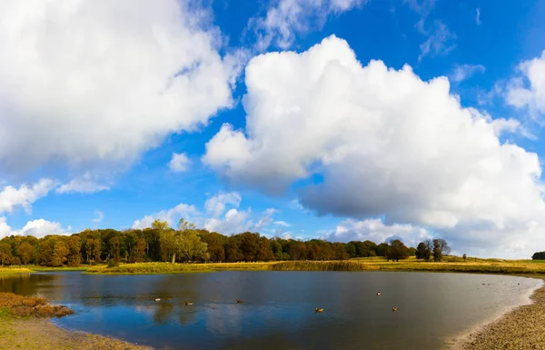 Vacker sjö i Dyrehave park — Stockfoto