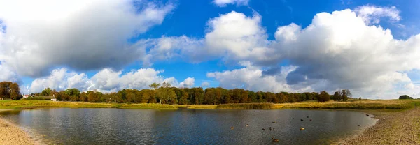 Dyrehave Park'ta güzel göl — Stok fotoğraf