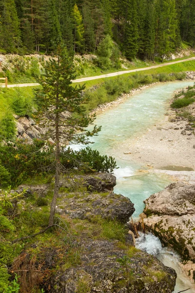 Unususl 水の色と小さな川の滝 — ストック写真