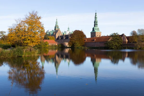 Hilleroed デンマークのフレーデンスボー宮殿のビューを眺めること — ストック写真