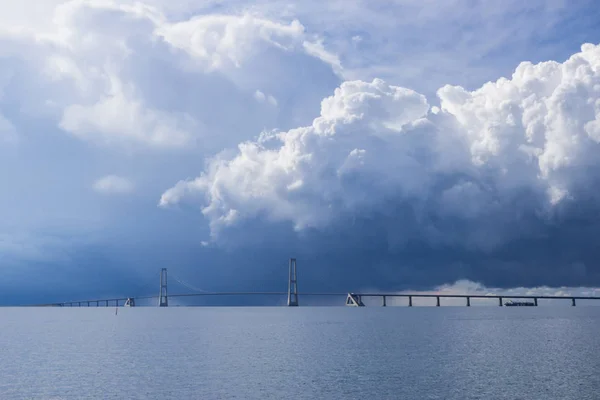 Grote Belt Brug Stormachtige Wolken Denemarken — Stockfoto