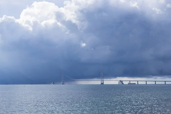 Mostu Storebæltsbroen Burzliwy Chmury Dania — Zdjęcie stockowe