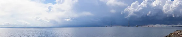 Fırtınalı Bulutlar Danimarka Büyük Kemer Köprüsü — Stok fotoğraf