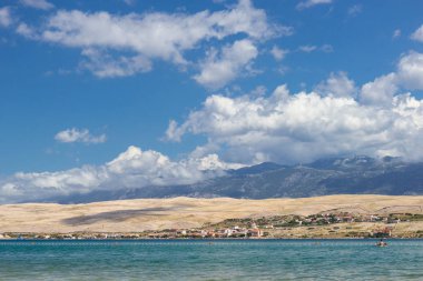 Svetioy görünümünü yaa plaj üzerinde Pag Island, Hırvatistan