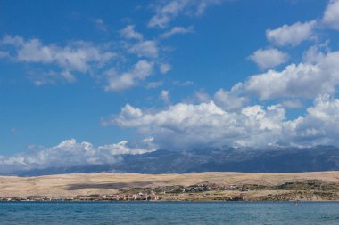 Svetioy görünümünü yaa plaj üzerinde Pag Island, Hırvatistan