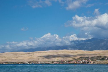 Svetioy görünümünü yaa plaj üzerinde Pag Island, Hırvatistan