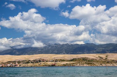 Svetioy görünümünü yaa plaj üzerinde Pag Island, Hırvatistan