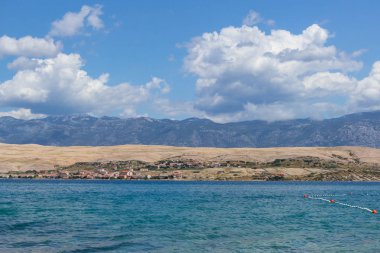 Svetioy görünümünü yaa plaj üzerinde Pag Island, Hırvatistan