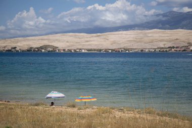 Svetioy görünümünü yaa plaj üzerinde Pag Island, Hırvatistan