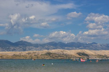 Svetioy görünümünü yaa plaj üzerinde Pag Island, Hırvatistan