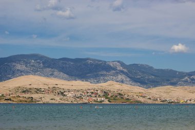 Svetioy görünümünü yaa plaj üzerinde Pag Island, Hırvatistan