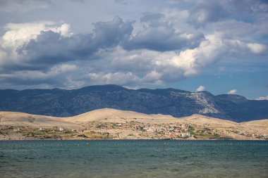 Svetioy görünümünü yaa plaj üzerinde Pag Island, Hırvatistan