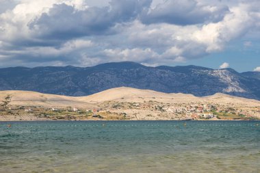 Svetioy görünümünü yaa plaj üzerinde Pag Island, Hırvatistan