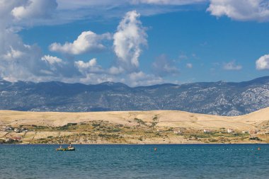 Svetioy görünümünü yaa plaj üzerinde Pag Island, Hırvatistan