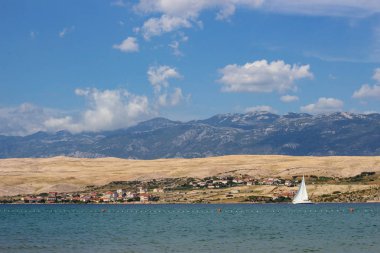 Svetioy görünümünü yaa plaj üzerinde Pag Island, Hırvatistan