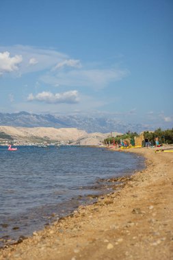 Svetioy görünümünü yaa plaj üzerinde Pag Island, Hırvatistan