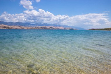Svetioy görünümünü yaa plaj üzerinde Pag Island, Hırvatistan