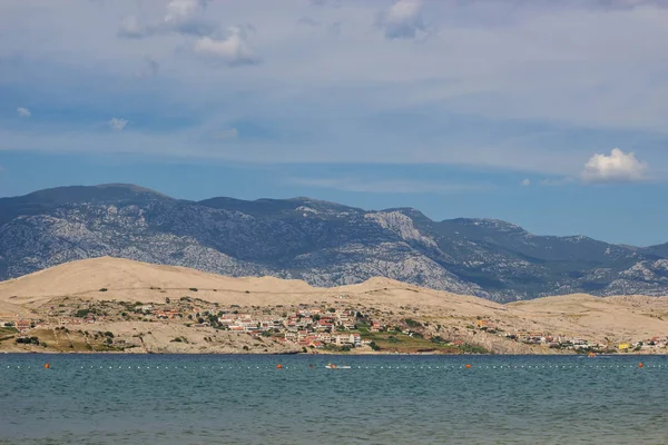 Svetioy görünümünü yaa plaj üzerinde Pag Island, Hırvatistan