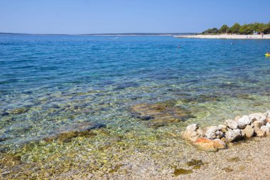 taşlar plajda Simuni, Hırvatistan