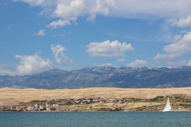 Svetioy görünümünü yaa plaj üzerinde Pag Island, Hırvatistan