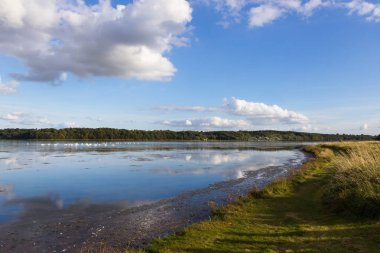 Görünümü fiyort ve çayırlar yakınındaki Holbaek, Danimarka