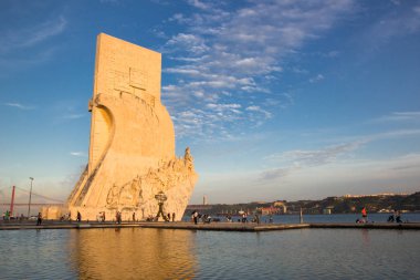 Lisbon, Belem, Portekiz 1 Mayıs 2014: Padrao dos Descobrimentos - keşifler Anıtı. Anıt 1939 yılında Portekizli mimar Jose Angelo Cottinelli Telmo tarafından tasarlandı