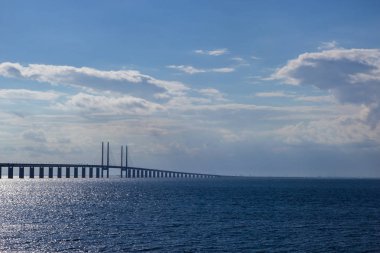 Görünüm Öresund Köprüsü'nün Baltık Denizi üzerinde Malmö ve Kopenhag bağlanır