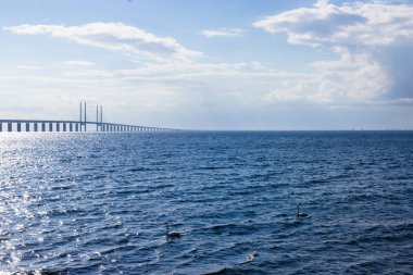 Görünüm Öresund Köprüsü'nün Baltık Denizi üzerinde Malmö ve Kopenhag bağlanır