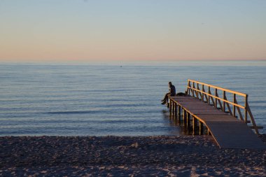 günbatımı weissenhauser strand Almanya iskele üzerinde