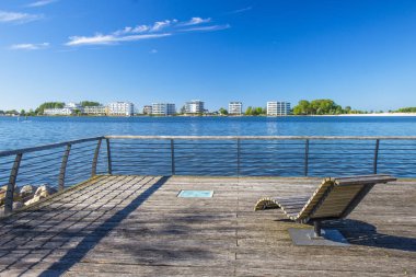 Heiligenhafen, Almanya 'da sandalyeli ahşap iskele