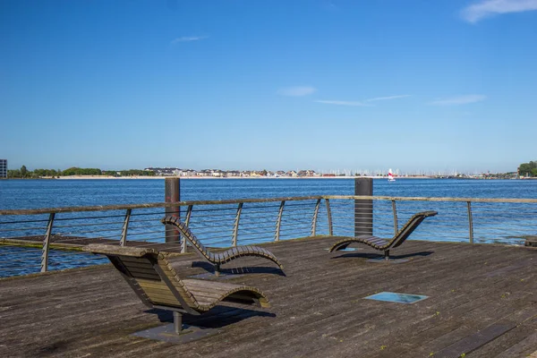 Heiligenhafen Almanya Sandalyeli Ahşap Iskele — Stok fotoğraf