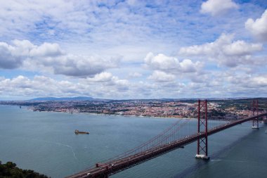 Ponte 25 de Abril, Lizbon uzun köprü panoramik manzaralı