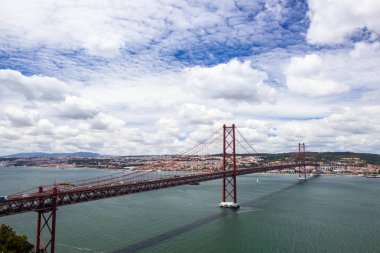 Ponte 25 de Abril, Lizbon uzun köprü panoramik manzaralı