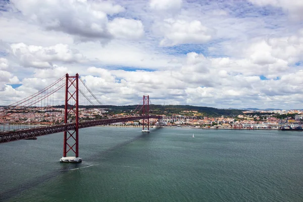 Панорамный вид на мост Ponte 25 de Abril, длинный мост в Лиссабоне — стоковое фото