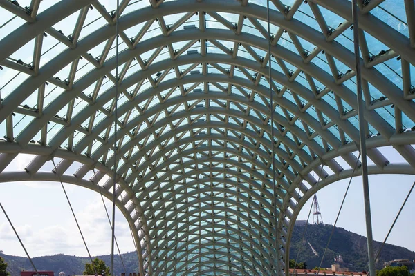 Tbilisi, Gürcistan - 14 Ağustos 2018: Tiflis, Gürcistan'daki bir yaya köprüsü çatı Bridge barış olduğunu. — Stok fotoğraf