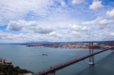 Ponte 25 de Abril, Lizbon uzun köprü panoramik manzaralı