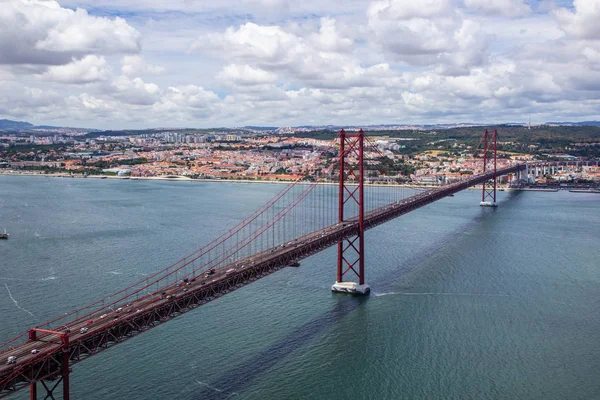 Panoramiczny widok z Ponte 25 de Abril, długi most w mieście Lizbona — Zdjęcie stockowe