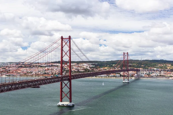 Панорамный вид на мост Ponte 25 de Abril, длинный мост в Лиссабоне — стоковое фото