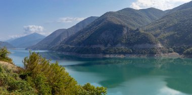Zhinvali baraj gölünün havadan görünümü