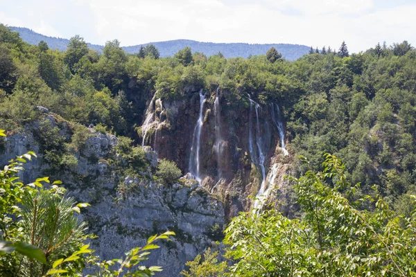 น้ําตกในอุทยานแห่งชาติทะเลสาบ Plitvice — ภาพถ่ายสต็อก